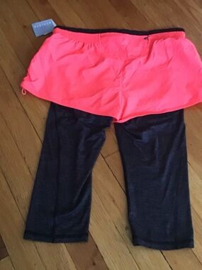 ATHLETA GO GETTER 2 Neon Coral Skort with Black Capri Leggings. Size Medium
